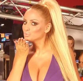 O vedetă din România vrea să-și alăpteze copilul până la 10 ani, ca să intre în Cartea Recordurilor