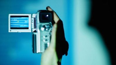 I-a rugat să o lase să-i filmeze. Când au aflat pentru ce, lumea li s-a dat peste cap