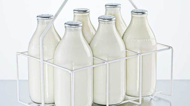 A vrut să-și pună lapte în cafea, dar a văzut ceva ciudat pe sticlă. ”Am filmat tot”