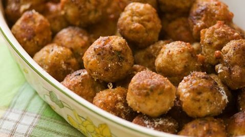 Cum faci cele mai gustoase chifteluţe din carne. Ingredientul care face toată diferenţa