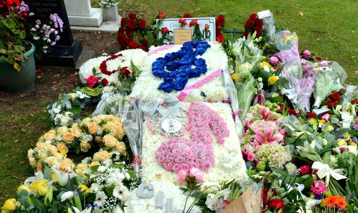 Mormântul unei cunoscute cântăreţe a fost jefuit. "Va fi un şoc pentru toţi prietenii şi fanii ei"