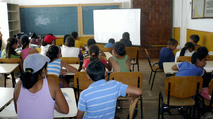 Profesoară din Curtea de Argeş acuzată că dă note mici elevilor pentru a face meditaţii cu ea