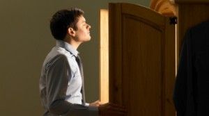 I-a fost frică să deschidă dulapul un an. Ceva trăia acolo. A chemat poliţia, a tras de uşă şi...