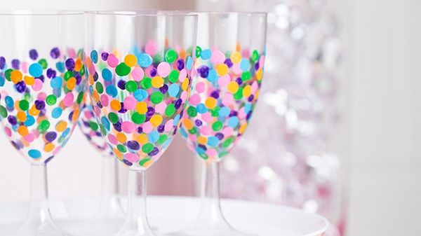 Cum faci pahare şi farfurii colorate la tine acasă. Îţi ia doar câteva minute