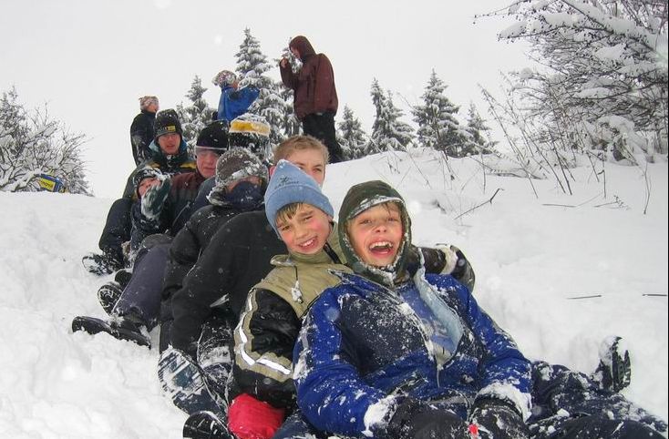 Elevii intră, de vineri, în vacanța de iarnă. Când se vor întoarce la cursuri