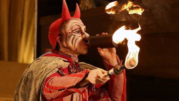 ISU: Folosirea făcliilor sau a lumânărilor la teatru, operă, în restaurante sau cluburi, INTERZISĂ