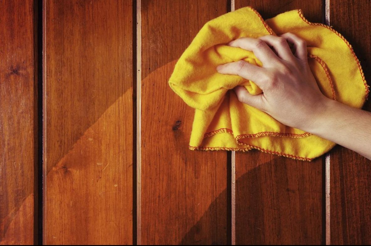 Cu ce să cureți mobila ca să nu se depună praful rapid