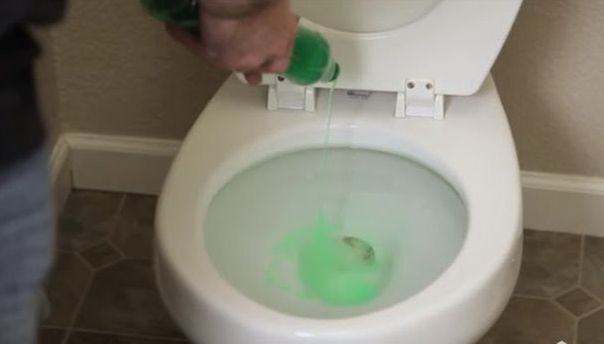 Super-truc! Cum să desfunzi vasul de toaletă cu un singur produs pe care îl ai în bucătărie