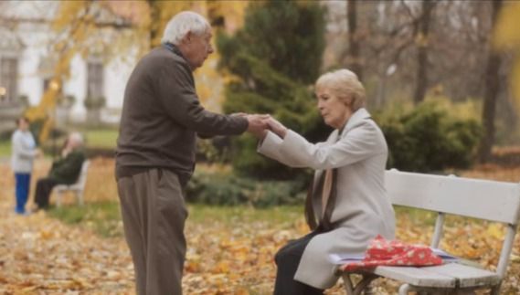 Videoclipul care a emoționat Facebook-ul. Ce face o bătrână pentru soțul său care suferă de demență