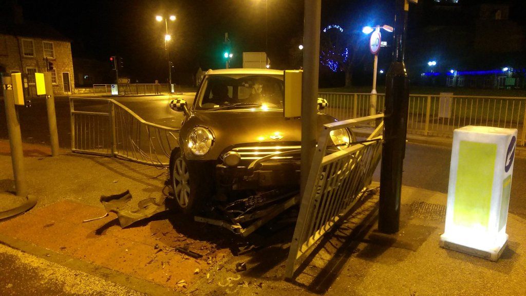 A intrat cu maşina într-un gard, apoi a încercat fugă. Unde l-au găsit poliţiştii e total neaşteptat