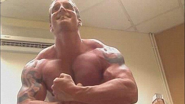 A luat steroizi şi a urmat o dietă extremă pentru a arăta aşa. Finalul este tragic