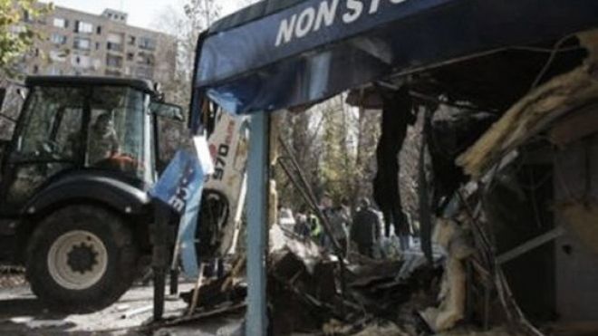 Primăria justițiarului Piedone ”curăță” sectorul 4 fără el. Zeci de chioșcuri ilegale, demolate