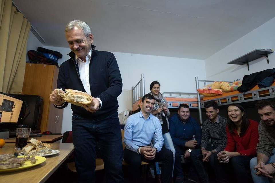 Liviu Dragnea a revenit în camera cu paturi supraetajate, după 28 de ani. Vizita în camera de cămin