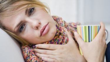 Cel mai ieftin tratament pentru durerile în gât, din două ingrediente pe care oricine le are în casă