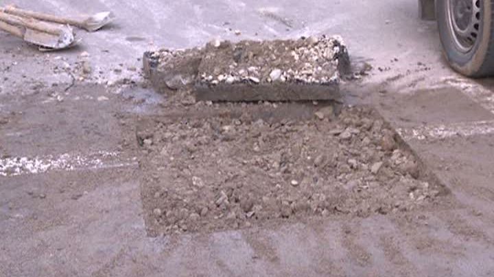 Elan muncitoresc la Târgovişte. Ce caută mai mulţi Dorei cu detectorul de metal, pe o stradă