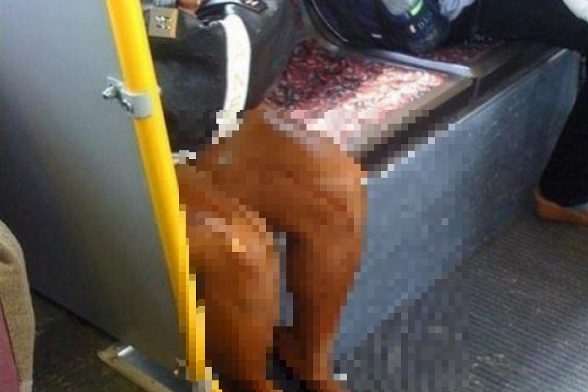 S-a aşezat lângă o domnişoară, ca s-o "agaţe". Când i-a văzut picioarele, a coborât la prima. FOTO