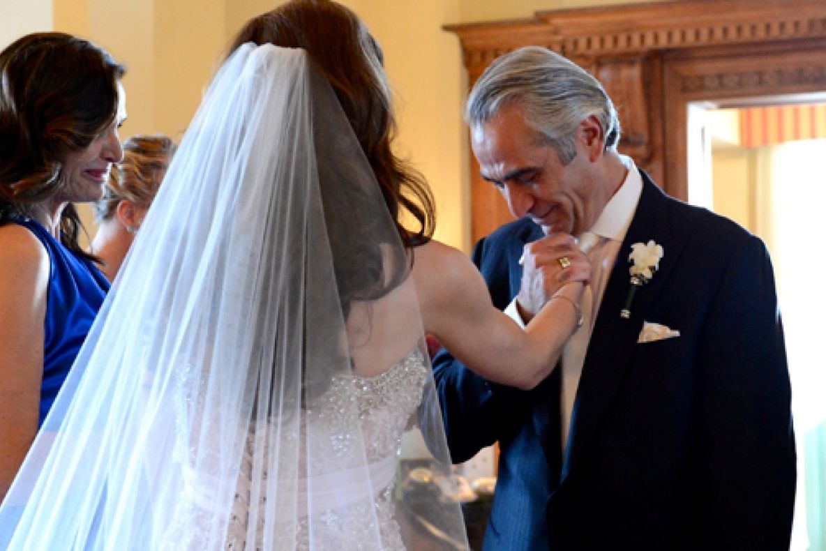 Un tată şi-a întrebat fiica dacă mai e virgină. Cum i-a arătat că e "inocentă" l-a lăsat mască