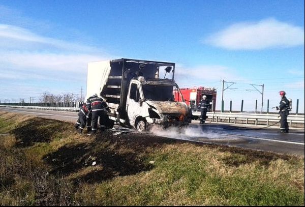 Pericol de explozie pe Autostrada Soarelui. O autoutilitară a ars ca o torță pe carosabil