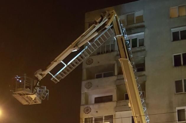 Scene impresionante, într-un oraş din România. Femeie de 270 de kg, scoasă cu o macara din casă