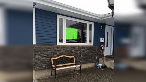 După ce casa le-a fost jefuită, doi soţi au lipit pe geam un afiş inedit. Mesajul a devenit viral