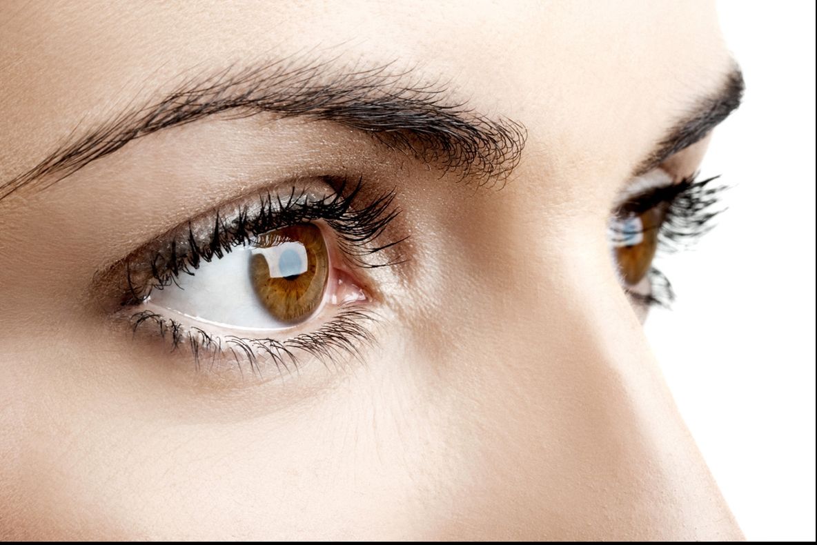 A observat ceva alb pe cornee. Când și-a privit ochiul în oglindă, s-a cutremurat de spaimă
