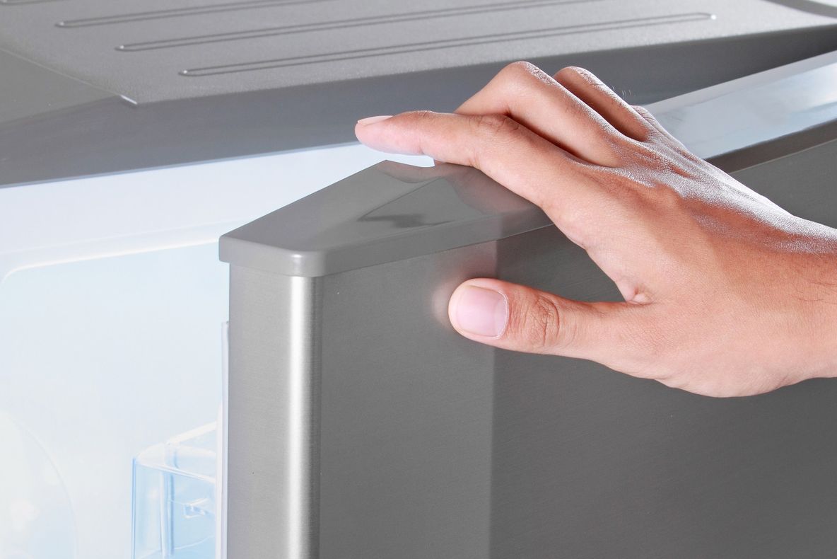 A deschis uşa unui frigider vechi, depozitat în garaj. Ce a găsit înăuntru e uluitor