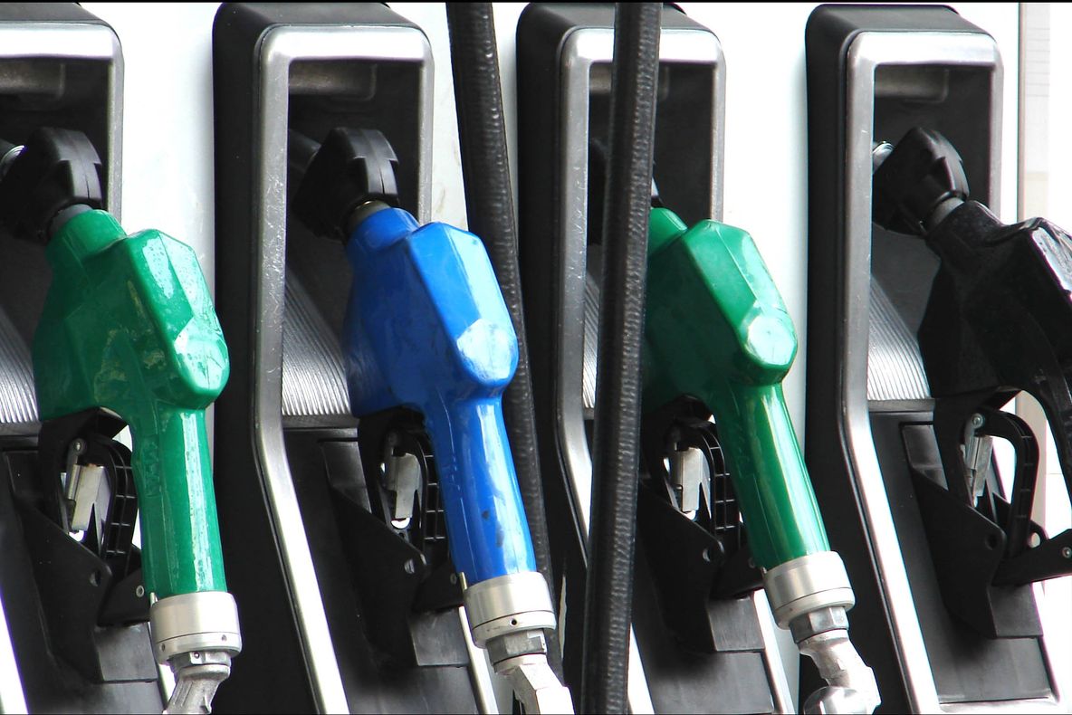 Veşti bune: hainele, autoturismele, băutura şi carburanţii se ieftinesc de la 1 ianuarie