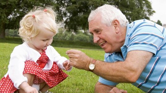 Țara europeană unde statul le dă bunicilor 15 euro pe zi pentru a avea grijă de nepoți