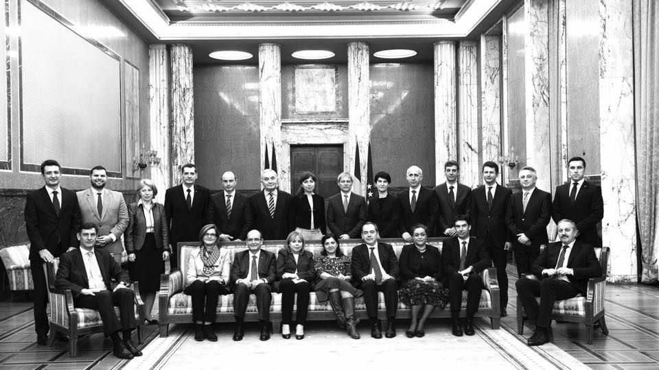 Dacian Cioloș, imagini inedite alături de miniștri. Ce mesaj a transmis românilor pentru anul 2016