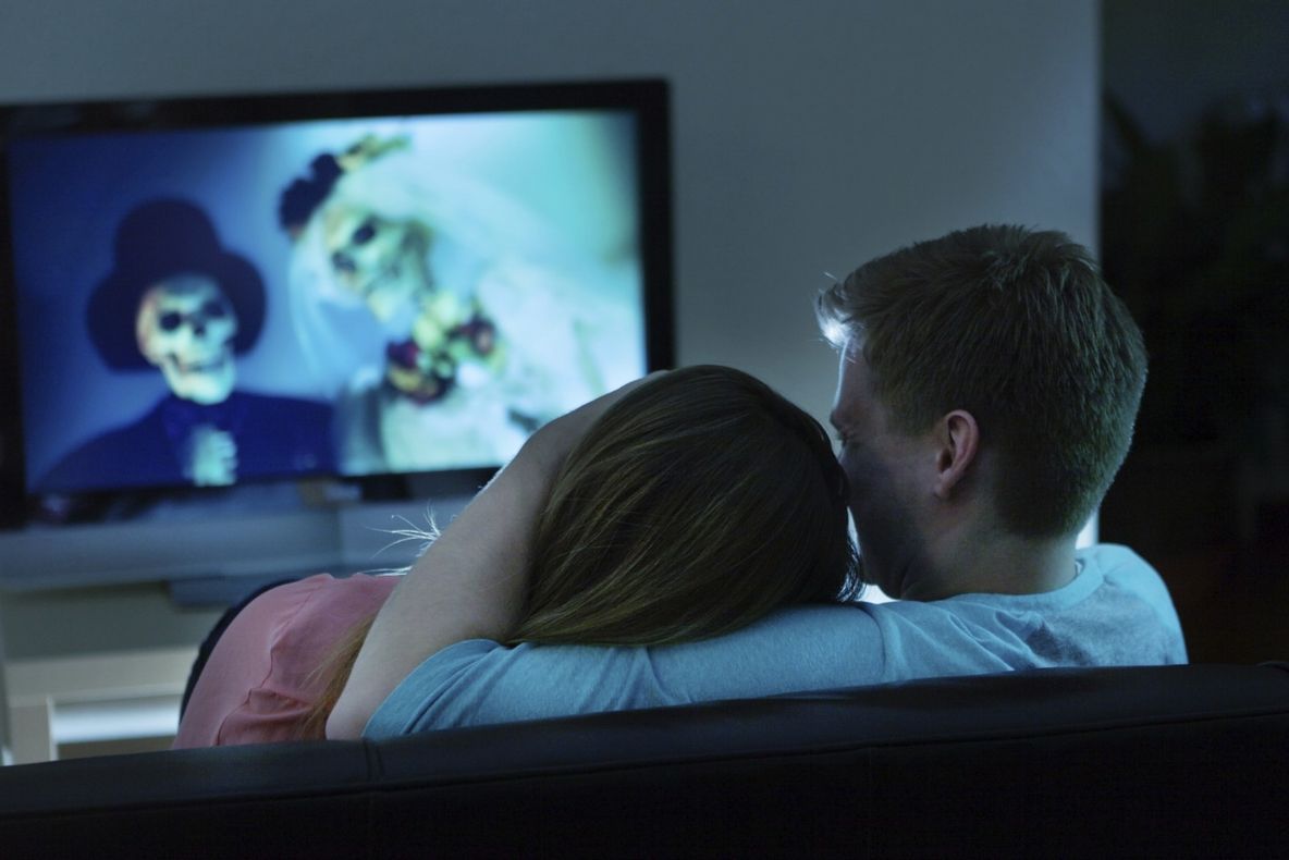 Îţi place să te uiţi la filme horror? Nici nu ştii la ce pericol te expui când faci asta