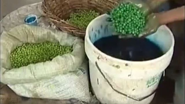 Cum suntem păcăliţi! Metoda prin care comercianţii fac fructele şi legumele să arate ca proaspete