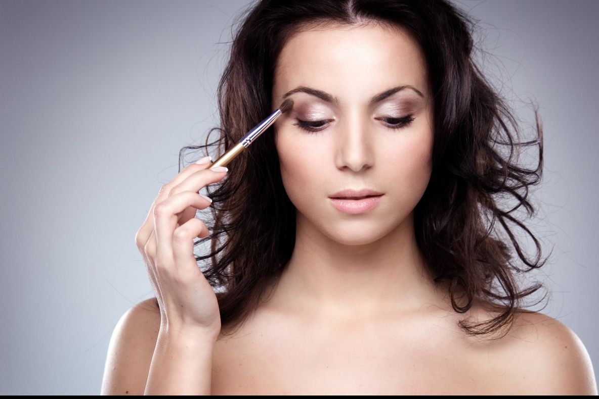 Cum te machiezi la serviciu fără să exagerezi, dar să arați impecabil