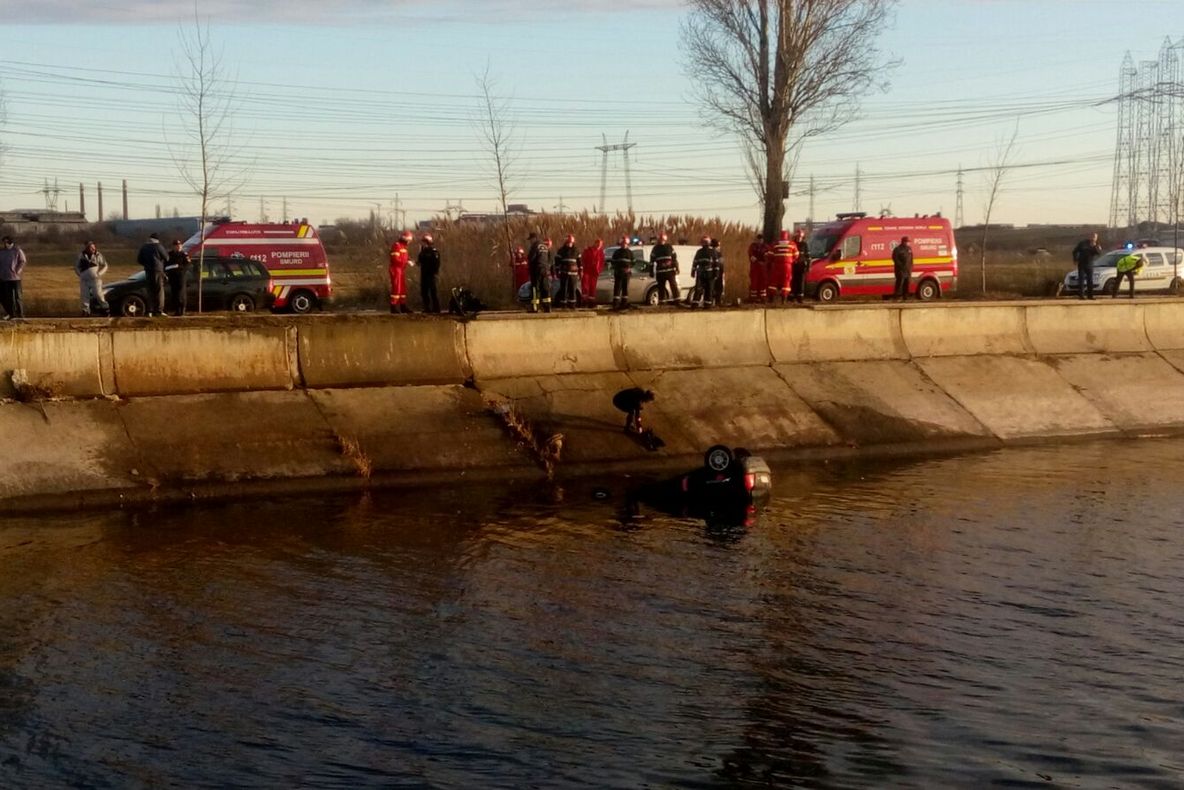 Un autoturism a plonjat în Dâmbovița. Intervenţie spectaculoasă a scafandrilor 
