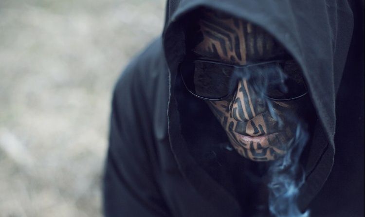 Își ascunde chipul, dar nu și soția. Cum arată partenera de viață a solistului de la Carla’s Dream