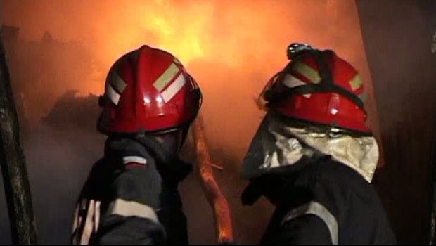 Incendiu la o cabană din lemn din judeţul Alba