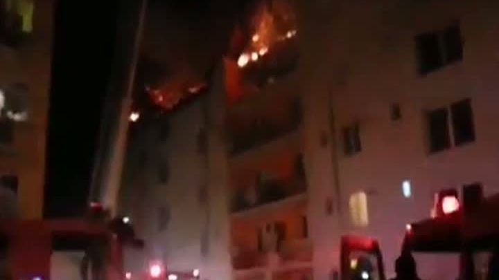 Scene dramatice, de Crăciun. Au ajuns pe drumuri, după un incendiu puternic la un bloc din Bistriţa