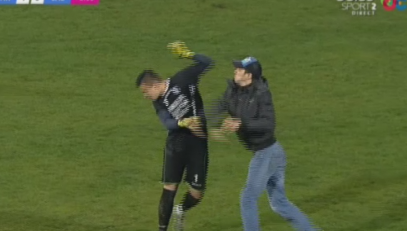 Scene de violenţă. Portarul Farului a fost batut de un suporter pe teren
