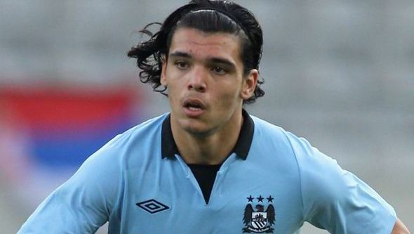 Un fotbalist a fost jefuit în timp ce dormea