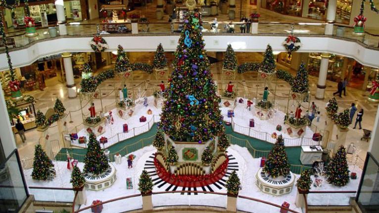 Panică într-un mall. Făceau ultimele cumpărături de Crăciun şi au auzit mai multe focuri de armă
