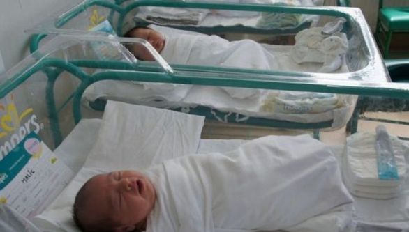 O fetiţă de etnie romă, de doar 13 ani, a născut un băieţel de 3 kilograme. Drama copilei analfabete