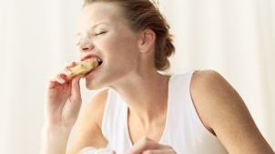 Ce se întâmplă cu corpul tău dacă mănânci noaptea, abia trezit din somn