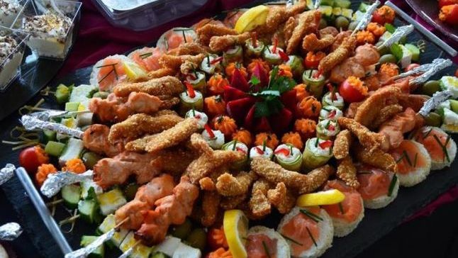 Ghid de "supravieţuire" de Sărbători: mănânci tot ce vrei, dar nu aduni mai multe kg decât ai acum