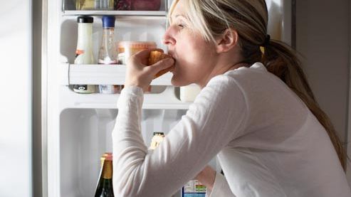 Ce să faci ca să nu mai simți nevoia sa mănânci mult. Trei trucuri foarte simple 