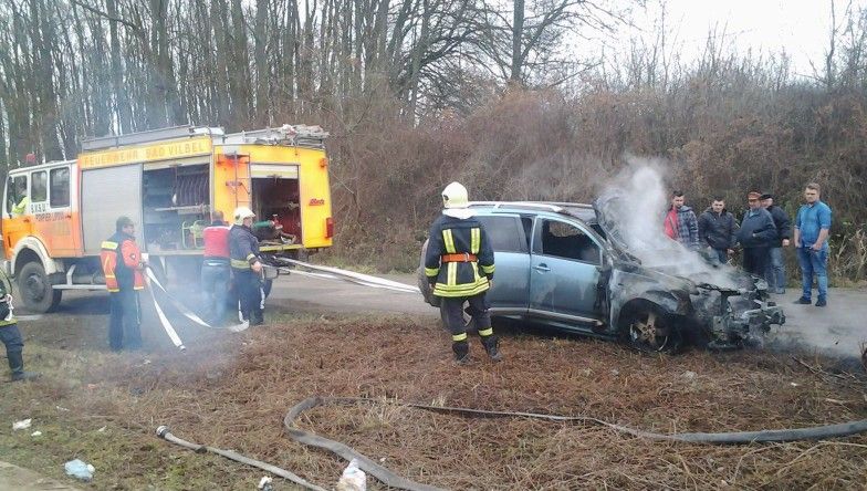 Un bărbat a încercat să plece cu maşina de la locul accidentului, dar autoturismul i-a luat foc