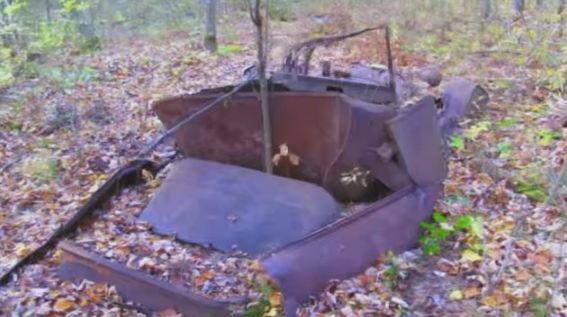 A găsit o maşină abandonată în pădure. S-a uitat atent şi a aflat ceva groaznic. I-a schimbat viaţa