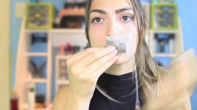 Și-a pus pe buze un pliculeț de ceai folosit. Rezultatul a fost spectaculos