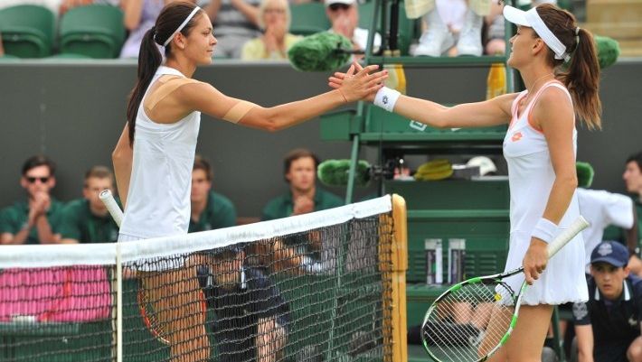 Jucătoarea noastră de tenis, în costum de baie, la plajă