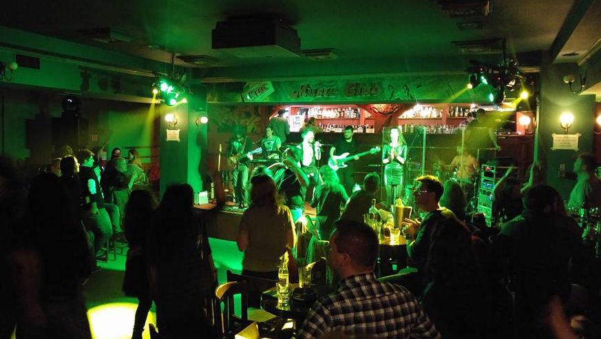 Mărturie şocantă: "Am fost închisă într-un club din subsol fără ieşire,fără geamuri,timp de 15 min."