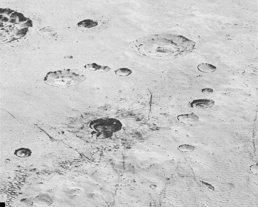 Cele mai clare imagini cu planeta Pluto: Craterele, munţii şi câmpiile îngheţate