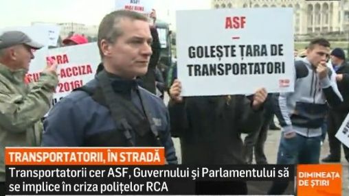 Transportatorii în stradă din cauza scumpirii RCA. MF promite să găsească o soluţie 